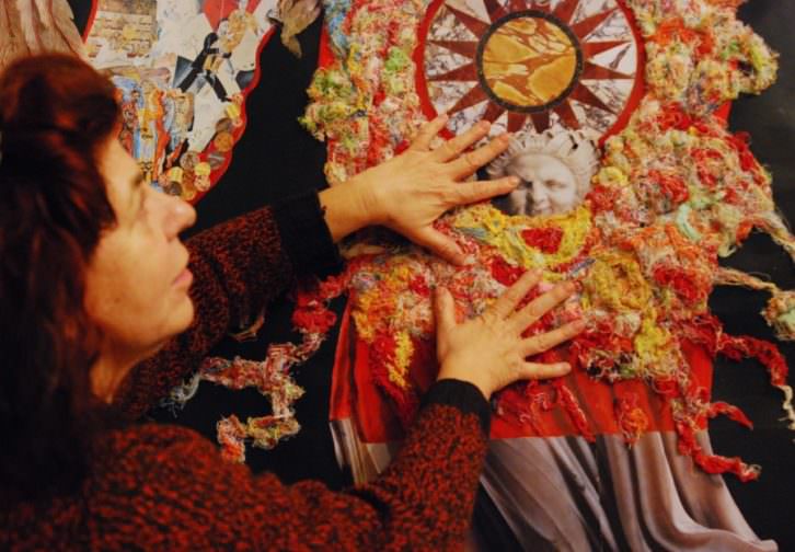 La artista Inma Coll frente a una de las piezas que conforman la exposición 'También los ángeles tienen alas'. Fotografía cortesía de la artista.