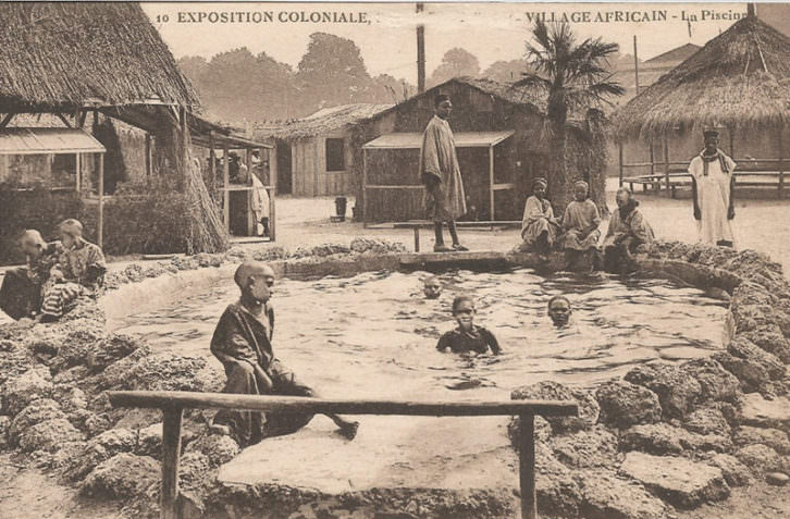 Exposición colonial de Estrasburgo. Poblado africano. La piscina. Imagen cortesía del Museu Valencià d'Etnologia.