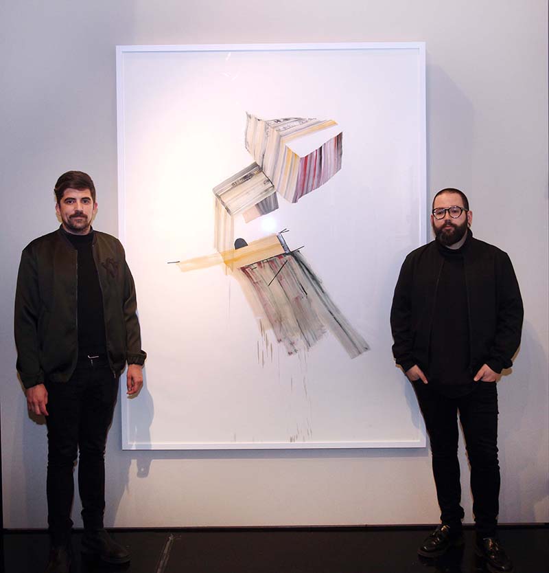 Juanma Menero (izda) e Ismael Chappaz, galeristas de Espai Tactel, junto a la obra premiada de Vicky Uslé. Imagen cortesía de La Nau.