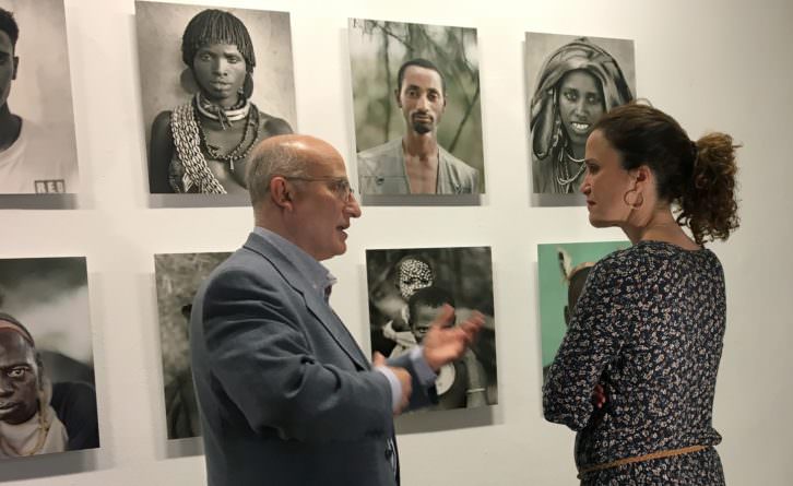 Juan Manuel Castro Prieto junto a algunas de sus fotografías de la exposición Etiopía. Imagen cortesía del OCCC.