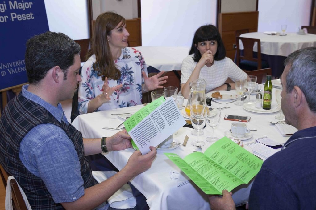 Meritxell Barberá e Inma García, durante un instante de los Desayunos Makma, celebrado en el Co·legi Major Rector Peset, con motivo del Festival 10 Sentidos. Fotografía: Fernando Ruiz.