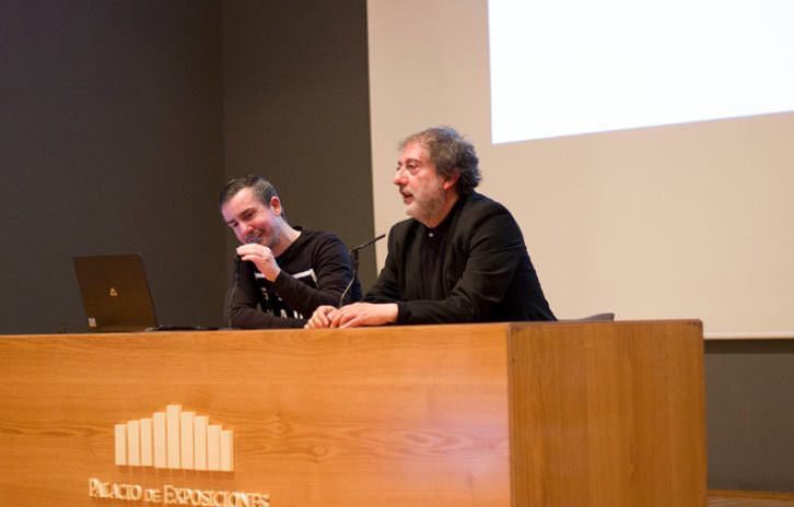 Javier Olivares (dcha) en un momento de su intervención en el salón Cantabria Alternativa.