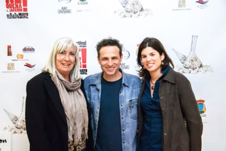 De izda a dcha, María José Martín (Ayuntamiento de Requena), Gustavo Salmerón, y Laura Pérez (directora del festival). Imagen cortesía de 'Requena y...¡Acción!'