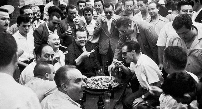 Orson Welles comiendo paella en Valencia.  fotografía de Canito, imagen de la exposición de organizada por la Diputación de Valencia en el centenario del fotografo.