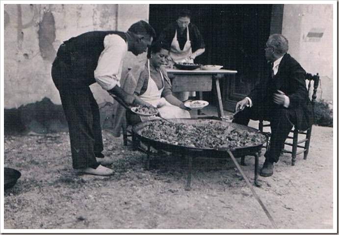 Paella de domingo en Benicalap, años 50. Fotografía archivo Rafael Solaz.