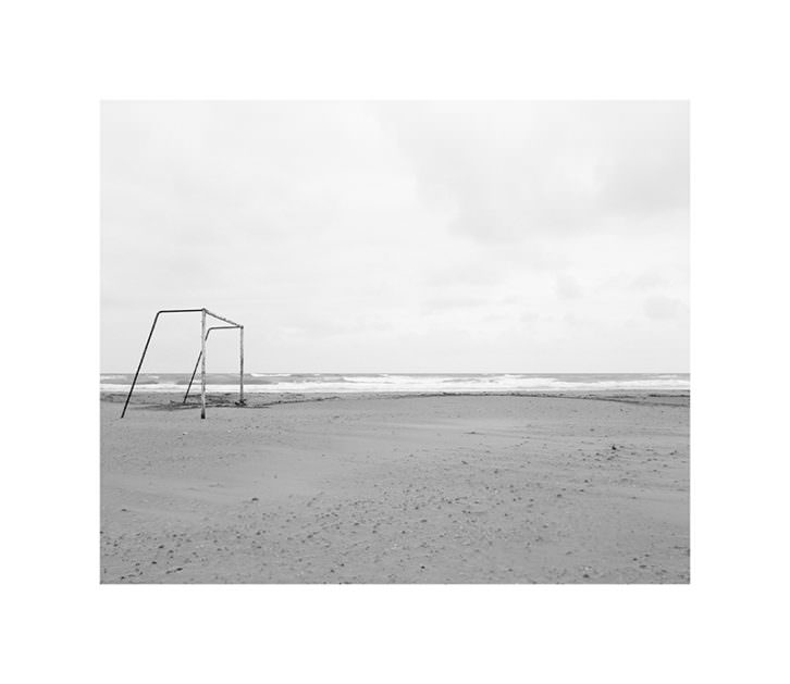 Obra de Rosa y Bleda. Grao de Castellón, de su Serie Campos de Fútbol. Imagen cortesía de Bombas Gens Centre d'Art.