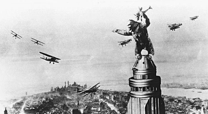 Fotograma de la película 'King Kong' (Cooper & Schoedsack, 1933), aupado sobre el Empire State Buiilding de Nueva York.   