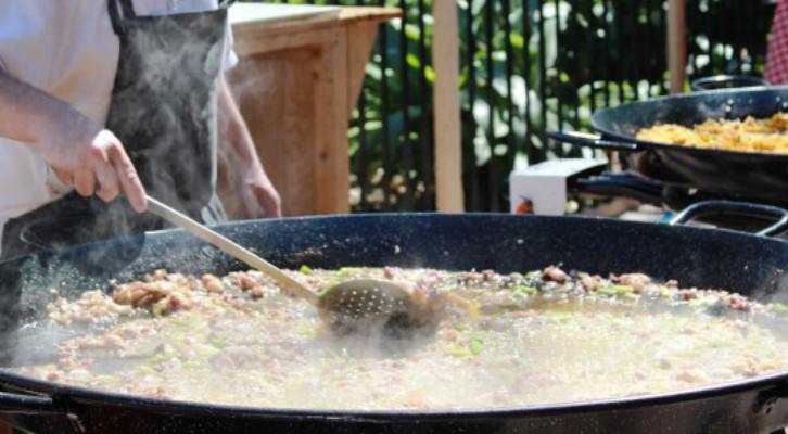 La mano del maestro revisa el punto del arroz. Imagen cortesía valenciagastronomica.com