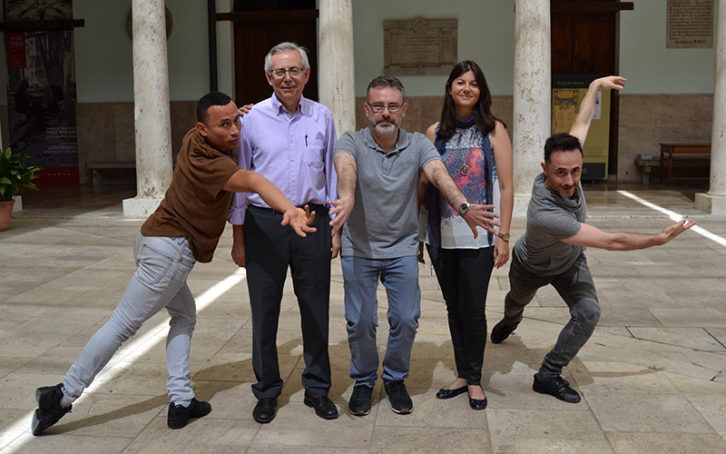 De izda a dcha, Maynor Chaves, Antonio Ariño, Roberto García, Laura Monrós y Yoshua Cienfuegos, en el claustro de La Nau. Imagen cortesía de la Universitat de València. 