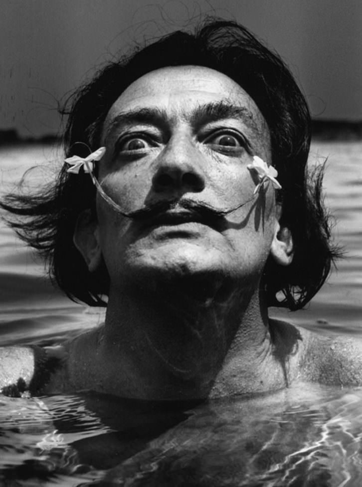Dalí dans l’eau. retratado por Jean Dieuzaide