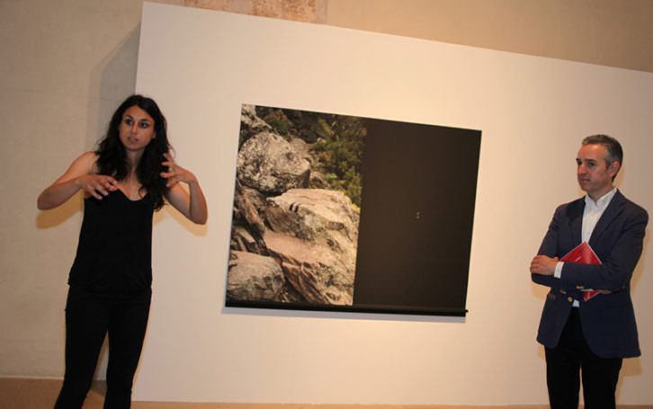 Irene Grau, junto a su obra ganadora, en presencia de José Luis Pérez Pont, director del Centre del Carme. Imagen cortesía del Centre del Carme.