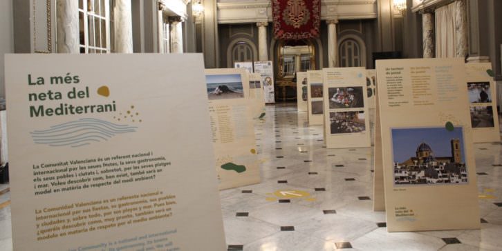 Visión de la muestra 'La más limpia del Mediterráneo' en el Salón de Cristal del Ayuntamiento de Valencia. Imagen cortesía de la organización.