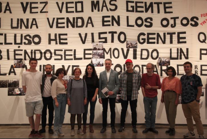 El director del Centre del Carme, José Luis Pérez Pont, en el centro, junto al comisario y los artistas de Notificaciones. Imagen cortesía del Centre del Carme.