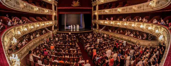 Vista del Teatro Principal al término del espectáculo 'Oskara'. Imagen cortesía de Tercera Setmana.