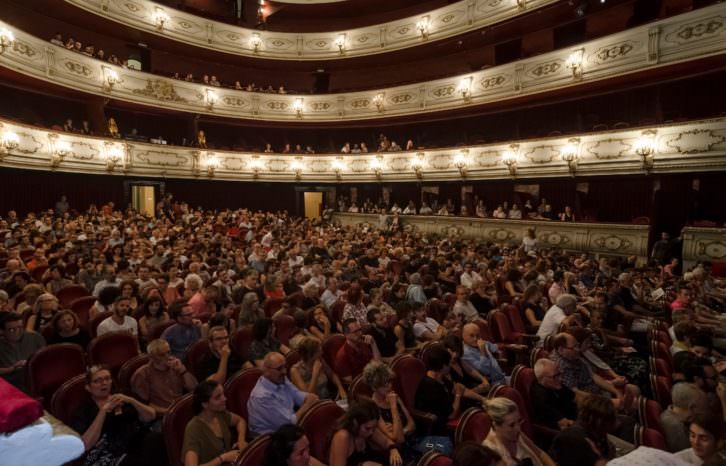 Vista del numeroso público asistente al espectáculo 'Oskara' en el Teatro Principal de Valencia. Imagen cortesía de Tercera Setmana.