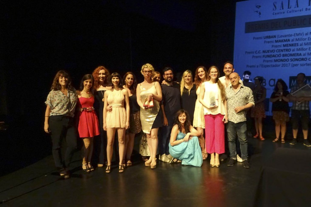 Imagen de la entrega del Premio Sala Russafa al Mejor Espectáculo Revelación, que ha recalado en el montaje 'Julio César', de la compañía Trece Teatro.  Fotografía cortesía de los organizadores.