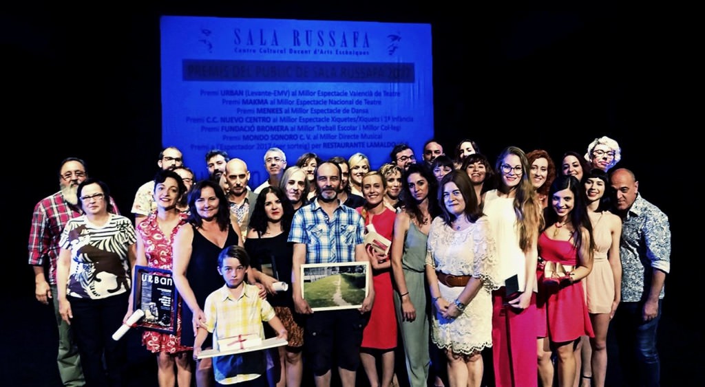 Imagen general de los diferentes galardonados y representantes de las entidades colaboradores de los VI Premios del Público de Sala Russafa. Fotografía cortesía de los organizadores.