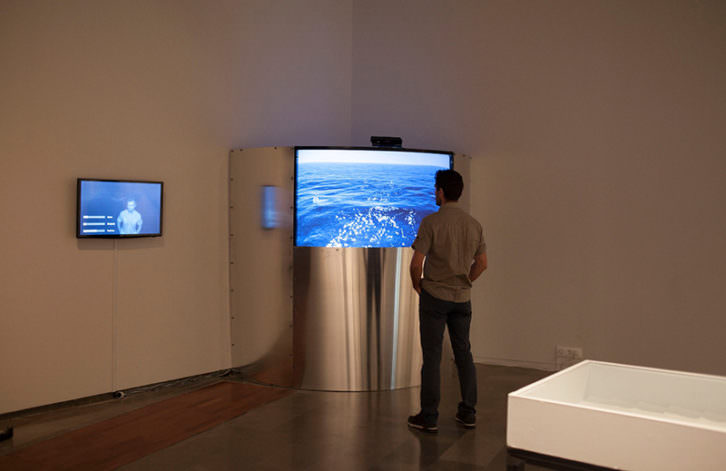 Un espectador contempla una de las instalaciones de Hugo Martínez-Tormo. Imagen cortesía del Centre del Carme.