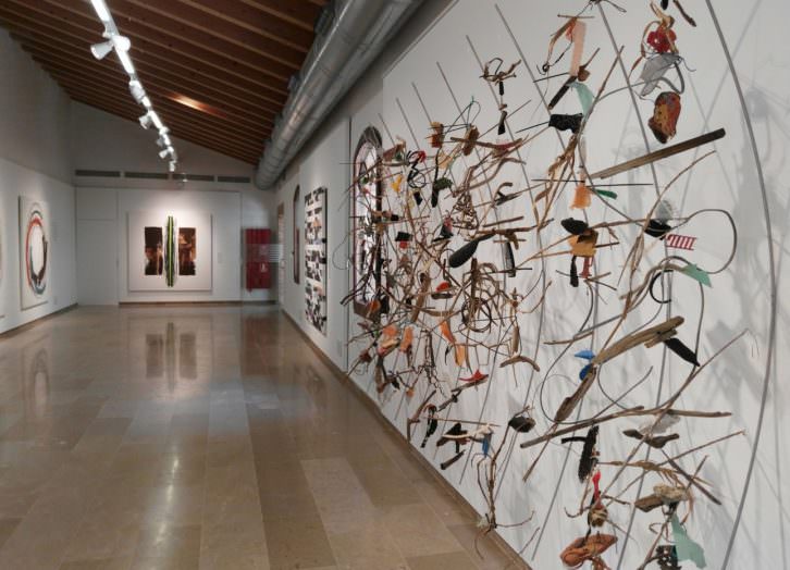 Vista de la exposición 'No solo mires. Escucha', de Pepe Gimeno. Imagen cortesía del ECA.