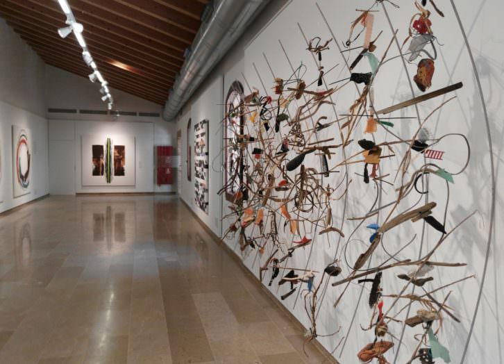 Vista de la exposición 'No solo mires. Escucha', de Pepe Gimeno. Imagen cortesía del ECA. 