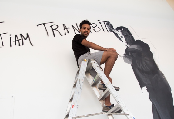 Juan Pablo Bracho Salas, ante su graffiti "Introspección". Fotografía, cortesía Facultad de Bellas Artes San Carlos.