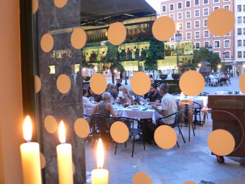 Vista de la plaza del Patriarca desde el interior del Restaurante Mar de Avellanas.