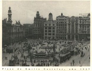 Plaza del Ayuntamiento en el año 1937. Imagen publicada en 'Artistas en Valencia 1936-1939'. Imagen cortesía de Alejandro Macharowski.