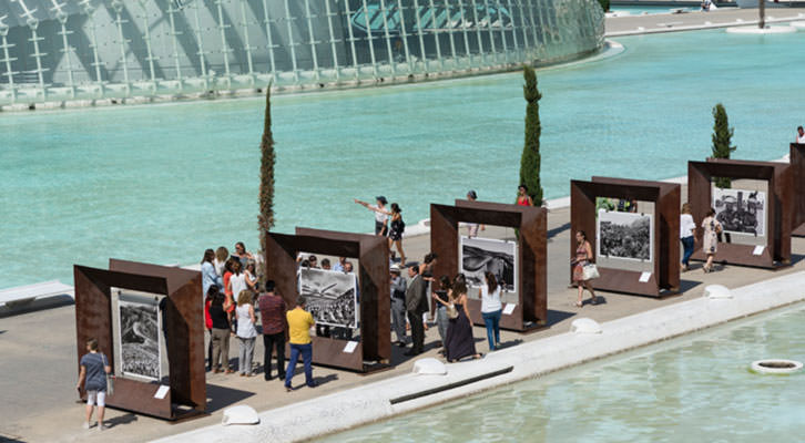 Obras de Sebastiao Salgado en la Ciutat de les Arts i les Ciències de Valencia. Imagen cortesía de Obra Social la Caixa. 