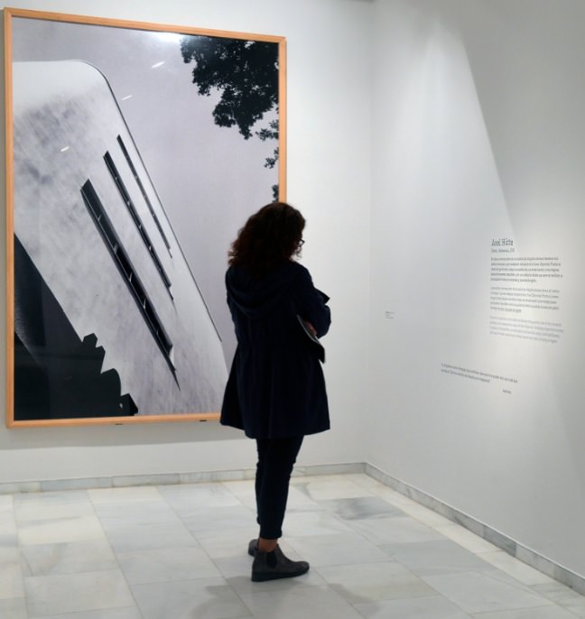 Una joven junto a una obra de Axel Hütte en la exposición Arte contemporáneo (1984-2010). Imagen cortesía de Fundación Bancaja.