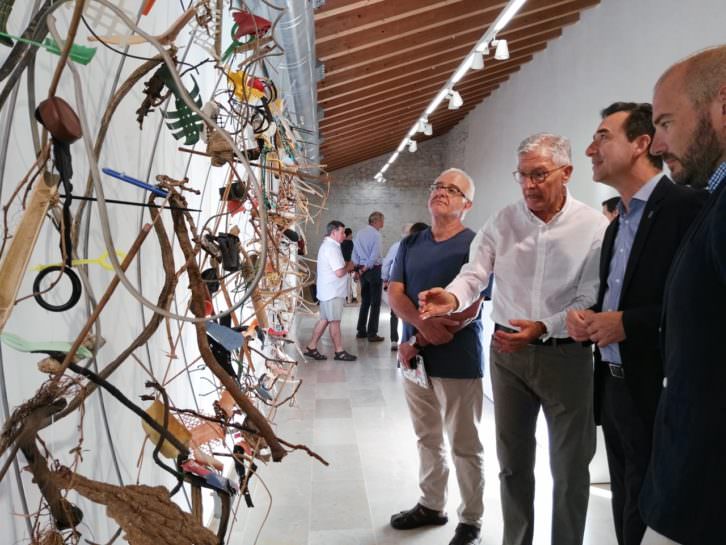 Pepe Gimeno, en el centro de blanco, en la inauguración de su muestra retrospectiva en el E CA de Riga-roja.