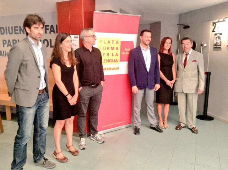 Representantes institucionales durante la presentación de la campaña 'El cinema en valencià! en los cines Albatexas. 