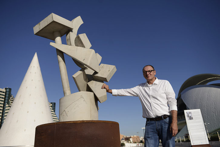 Ruud Kuijer junto a una de sus esculturas. Imagen cortesía del Museo de las Artes y las Ciencias.