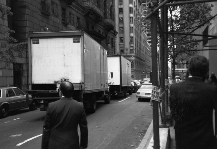 Dos camiones transportaron el Guernica hasta el aeropuerto JFK de Nueva York. Archivo Javier Tusell.