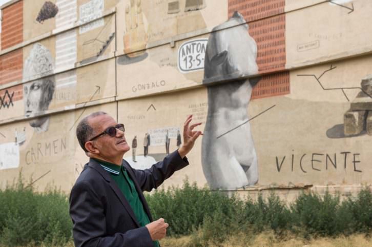 El director del IVAM José Miguel Cortés durante la presentación del mural de Escif. Imagen cortesía del IVAM.