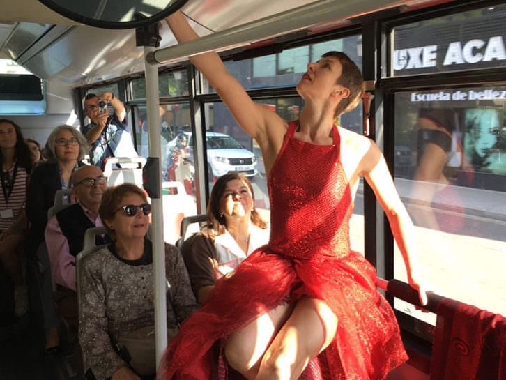 Eva Bertomeu durante su actuación en un autobús de la EMT de Valencia. Imagen cortesía de Circuito Bucles. 