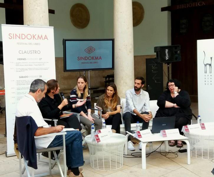 De izda a dcha, Salva Torres, Begoña Siles, Paloma Corpas, Carolina Hermida, Mikel Labastida y Áurea Ortiz, durante el encuentro sobre las teleseries. Imagen cortesía de Sindokma.