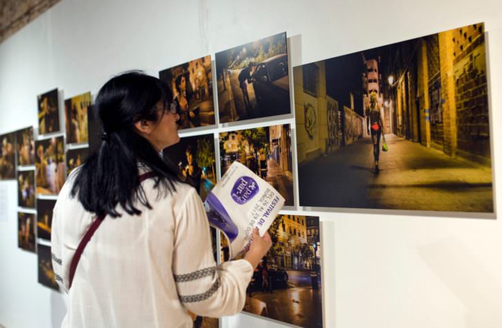 Vista de una de las exposiciones del festival De Par en Part. Fotografía de Raquel Abulaila por cortesía de la organización. 