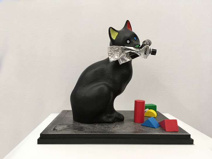 El gato de Mondrian, de Sebastián Nicolau. Imagen cortesía de Cazadoras Asociados.