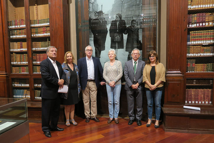 Responsables de la exposición 'La biblioteca de Juan Negrín y los libros'. Imagen cortesía de La Nau.