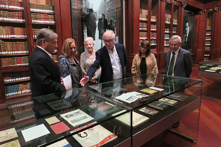 Responsables de la exposición 'La biblioteca errante. Juan Negrín y los libros'. Imagen cortesía de La Nau.