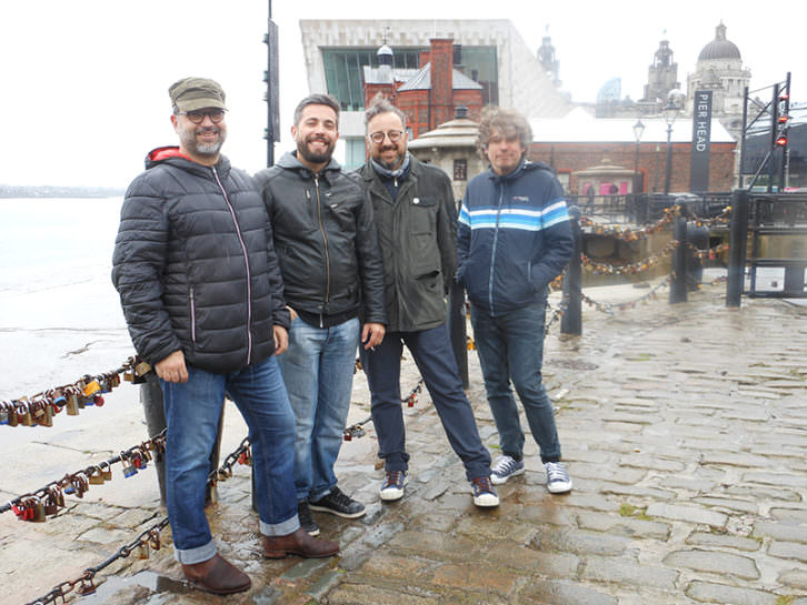 Serie B en el Albert Dock de Liverpool. Imagen cortesía de la banda valenciana.