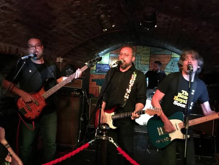 Serie B durante su concierto en el Cavern Club de Liverpool. Imagen cortesía de la banda valenciana.