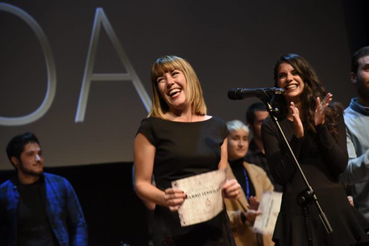 Ana Ramón Rubio durante la entrega del premio en el festival Bilbao Seriesland. Imagen cortesía de la productora.