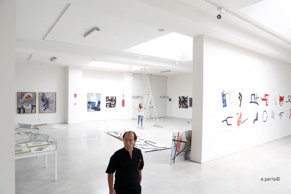 El artista Claudio Zirotti durante un instante del montaje de la exposición 'Pre-Textos'. Fotografía: Eduardo Peris.