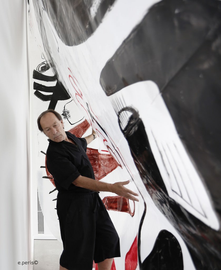 El artista Claudio Zirotti durante un instante del montaje de la exposición 'Pre-Textos'. Fotografía: Eduardo Peris.
