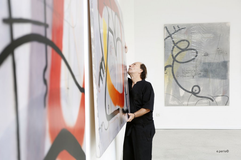 El artista Claudio Zirotti durante un instante del montaje de la exposición 'Pre-Textos'. Fotografía: Eduardo Peris.