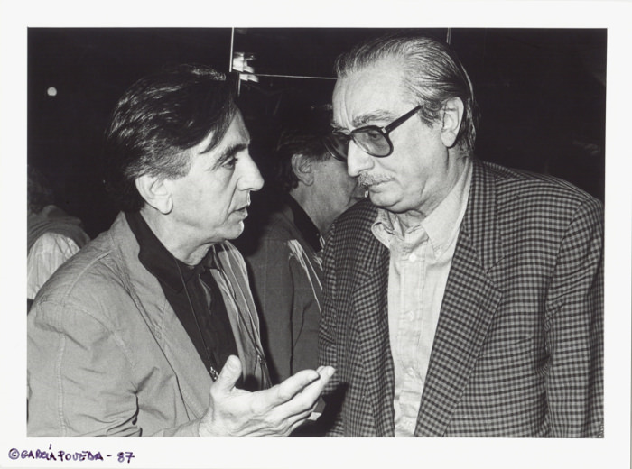 Andreu Alfaro (izquierda) y Joan Fuster. Fotografía de García Poveda por cortesía de La Nau de la Universitat de València.