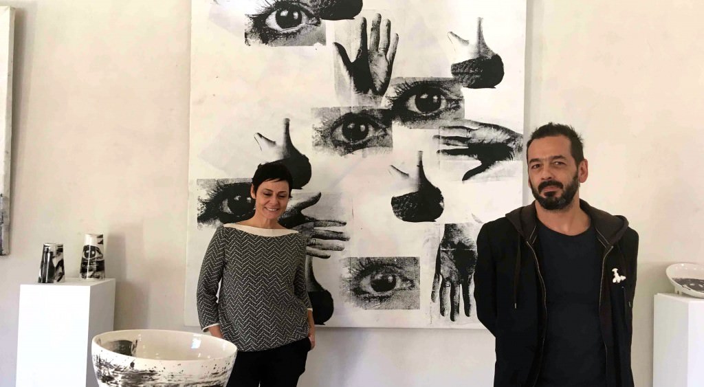 Los artistas Eugenia Boscá y José Pla posan entre algunas de las obras presentes en la exposición ‘Rendez-vous. Cita a Llíria’. Fotografía: Merche Medina.