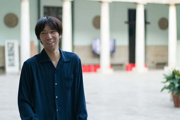 Kazuya Murayama en el claustro de La Nau de la Universitat de València. Imagen cortesía de La Cabina. 