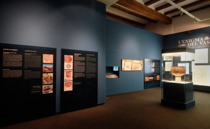 Vista de la exposición 'L'enigma del vas'. Imagen cortesía del Museo de Prehistòria. 